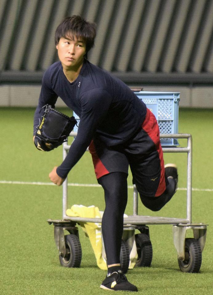 　来季からヤクルトでプレーすることを明らかにしたソフトバンクの長谷川宙＝福岡県筑後市