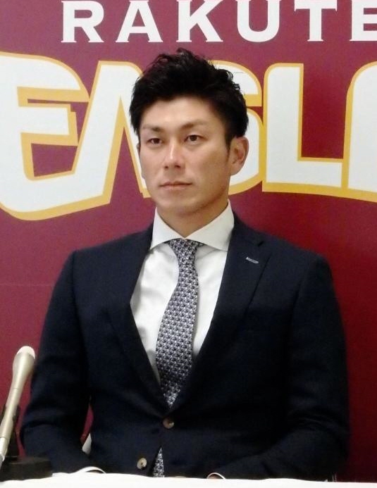 ７５０万減の年俸２７００万円で契約を更改した楽天・岡島＝仙台市内の球団事務所