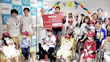 　ホームランチャリティーの車いす贈呈式で小児科病棟の子供たちと記念撮影をする浅村（中央奥）