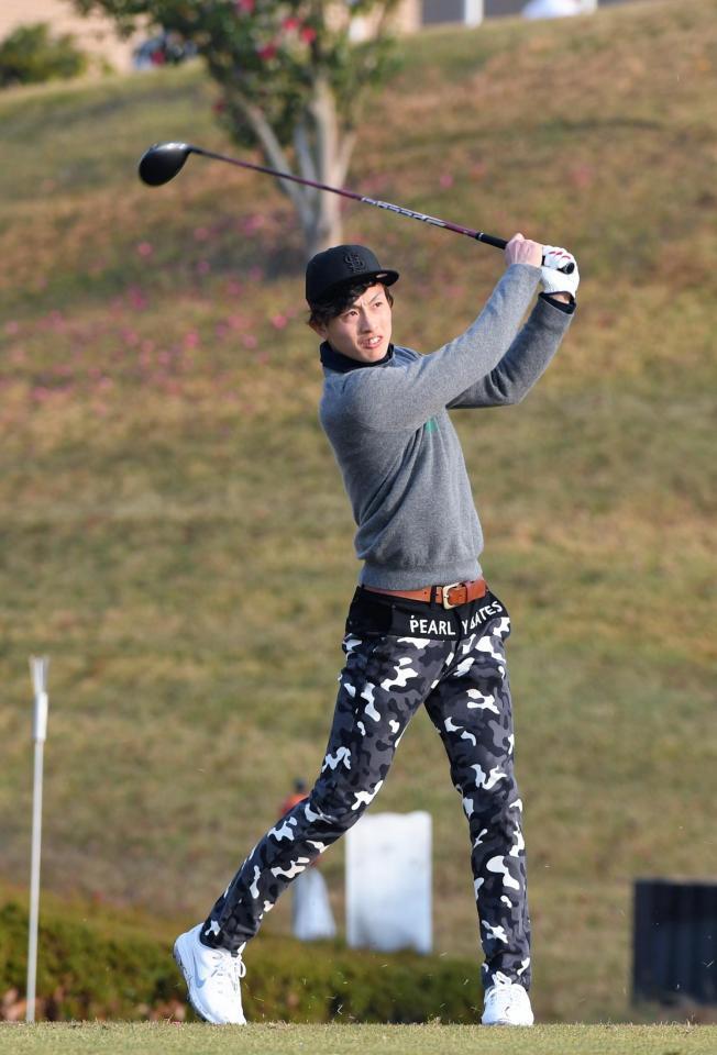 　ティーショットを放つ周東