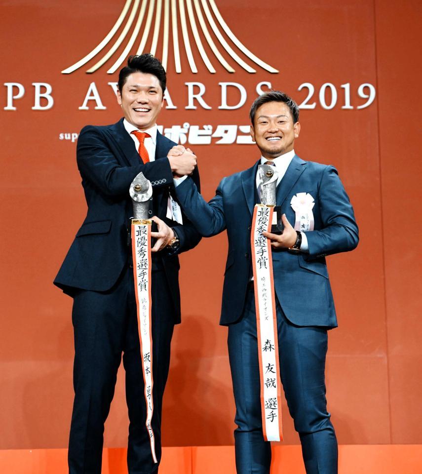 　最優秀選手賞を受賞し笑顔で握手を交わす坂本勇（左）と森（撮影・棚橋慶太）