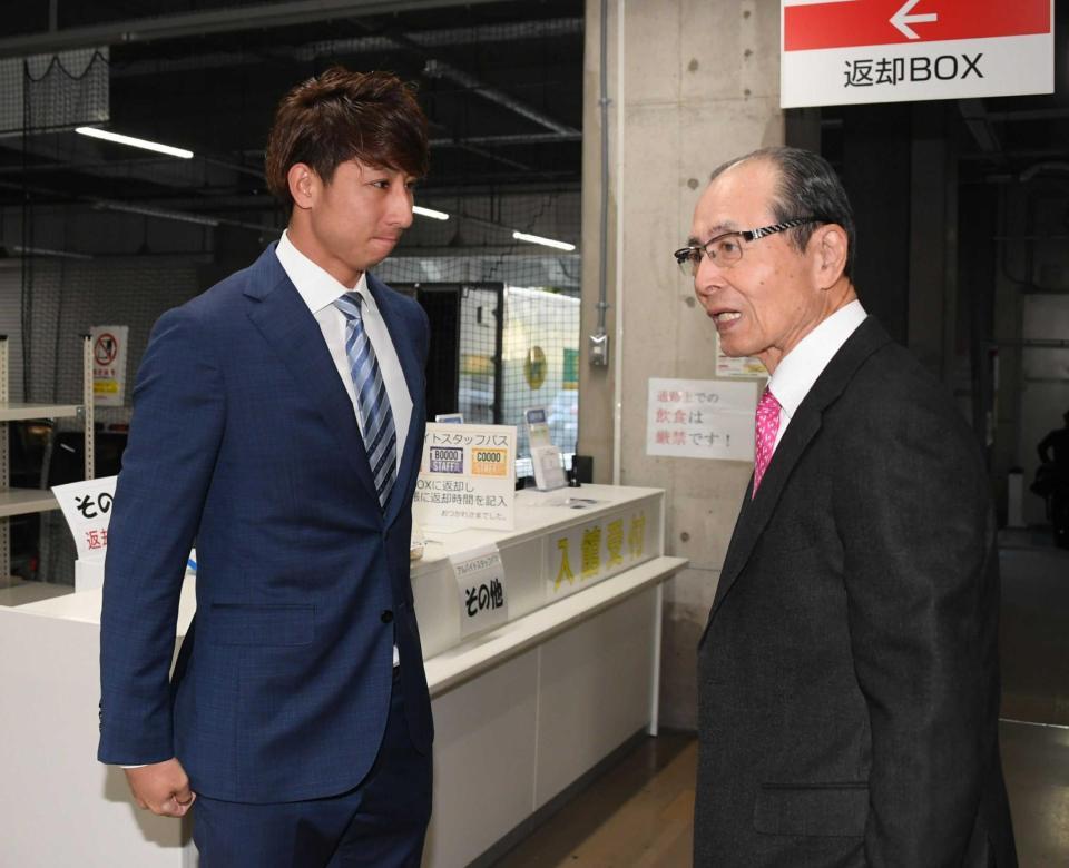 　ロッテ入りを報告するため、球場を訪れた福田は、帰路につく王会長（右）と出くわした