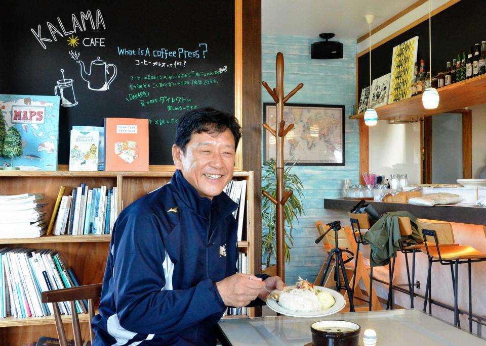 　ＣＡＦＥ　ＫＡＬＡＭＡのカレーを食べる栗山監督