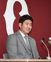 契約更改交渉を終え会見に臨む菅野（撮影・開出牧）