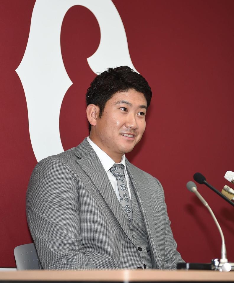 契約更改交渉を終え会見に臨む菅野（撮影・開出牧）