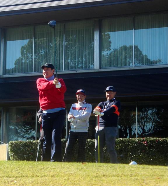 【写真】原辰徳監督が岡本に“臨時ゴルフレッスン”納会ゴルフでペアリング