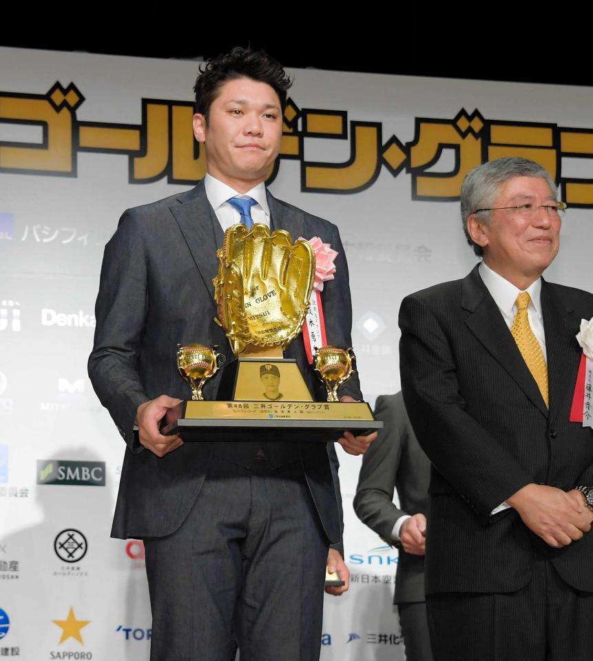 　受賞し、トロフィーを手にする坂本勇