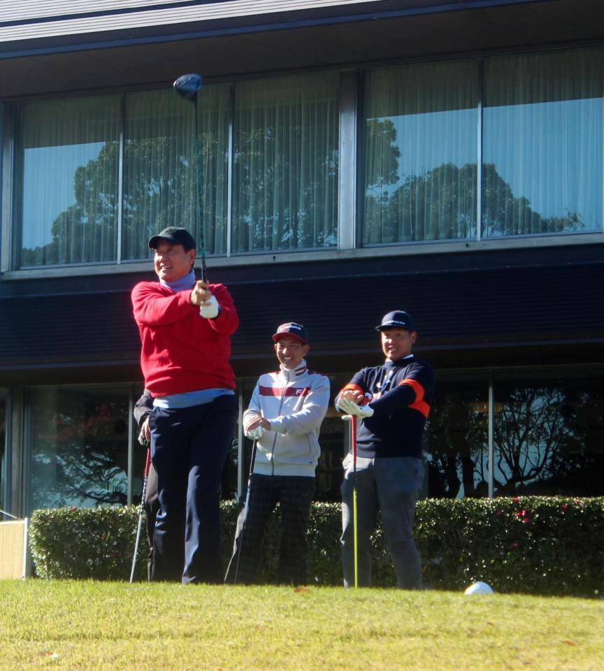 　ティーショットを放つ巨人・原監督（左）の姿にうっとりする岡本（右）