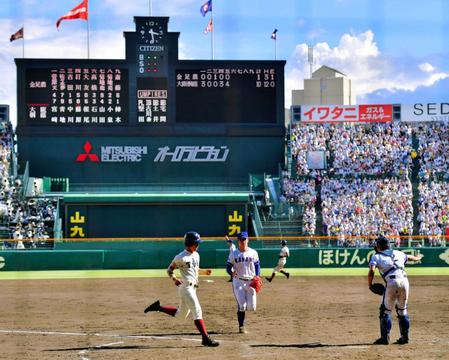 　大阪桐蔭・藤原に２点二塁打を打たれ、１２失点目を喫した金足農・吉田輝星（中央）＝１８年８月