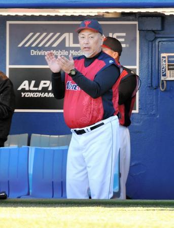 ２回Ｒｅｄ１死一、二塁、友永翔太の適時打に拍手する清原和博監督＝神宮球場（撮影・西岡正）