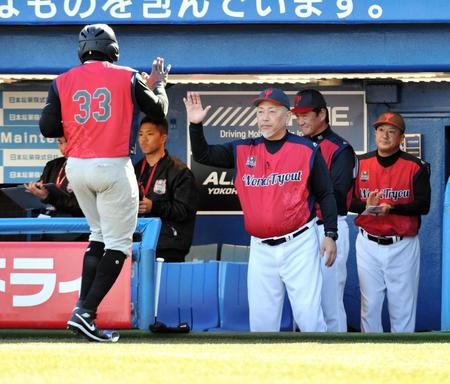 ２回Ｒｅｄ１死一、二塁、友永翔太の適時打で生還したテルビン・ナッシュ（３３）を迎える清原和博監督＝神宮球場（撮影・西岡正）