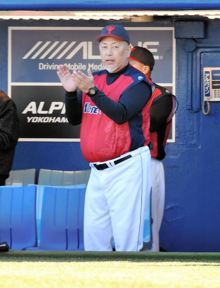 ２回Ｒｅｄ１死一、二塁、友永翔太の適時打に拍手する清原和博監督＝神宮球場（撮影・西岡正）