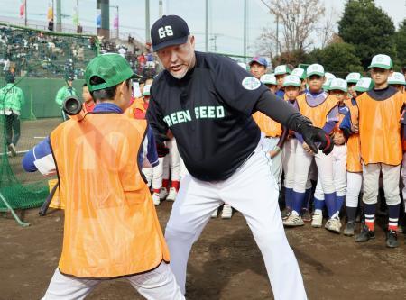 　小学生向けの野球教室で打撃を指導する清原和博さん＝１日、東京都八王子市