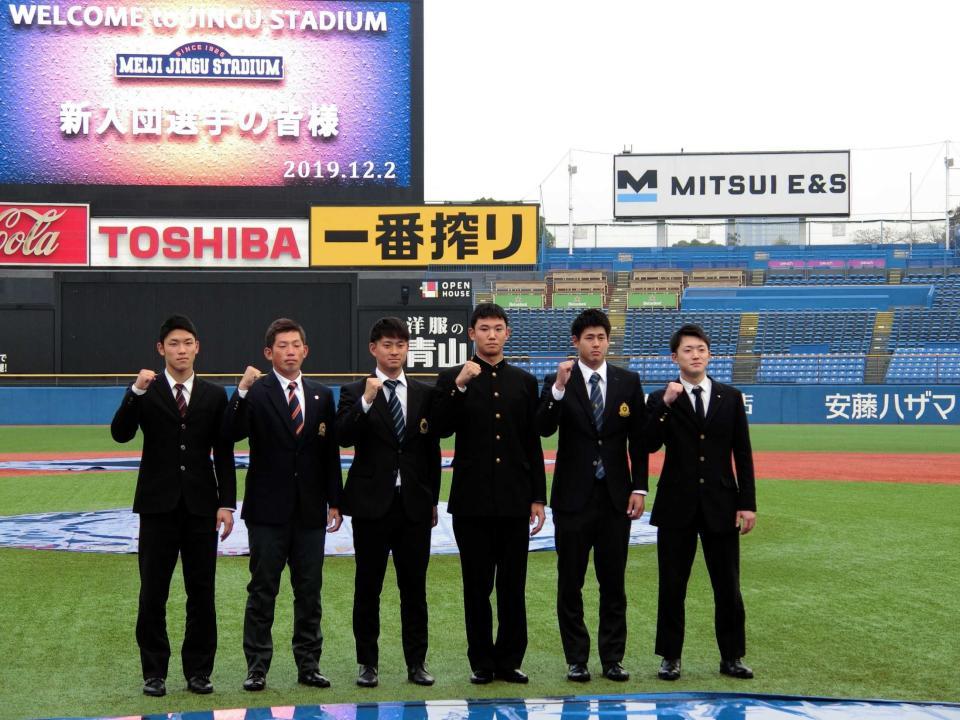 　神宮球場を見学したヤクルトの新入団選手。右から長岡、杉山、奥川、吉田、大西、武岡