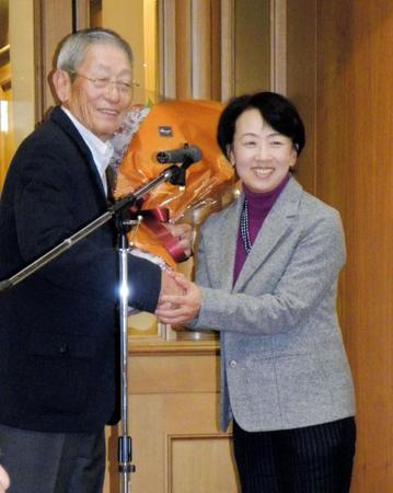 女子ゴルフの森口祐子プロ（右）から花束を受け取る権藤博氏＝愛知・京和ＣＣ