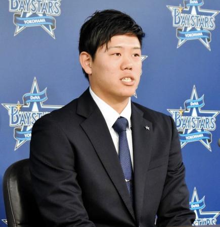 会見に臨む上茶谷