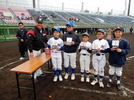 　甲府市で野球教室を行った井口監督（左から２人目）