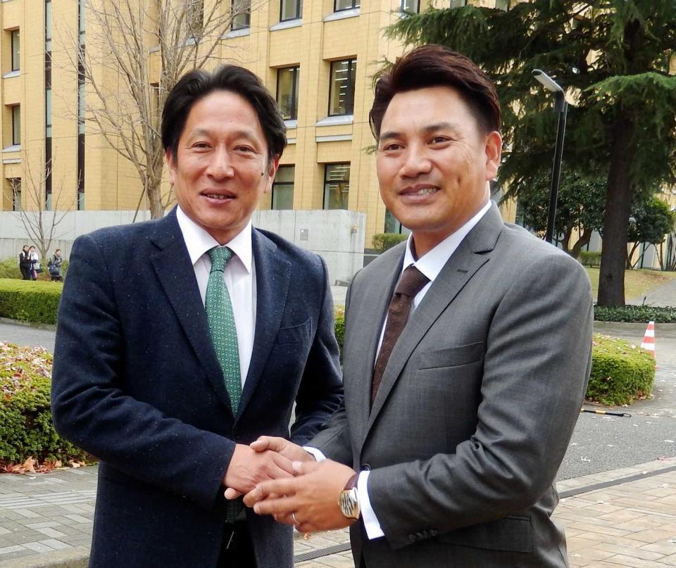 　偶然通りがかった青学大陸上競技部の原監督（左）と握手する井口監督