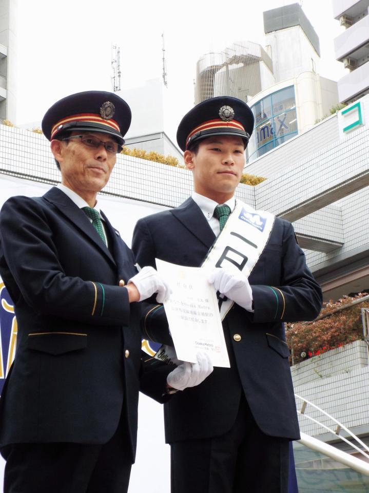 大阪メトロの一日駅長に任命された中川 