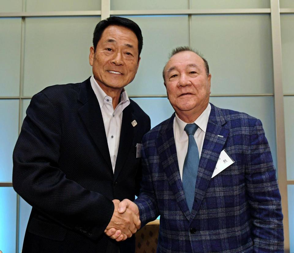 笑顔で握手する中畑清氏（左）と柴田勲氏＝東京ドームホテル（撮影・三好信也）