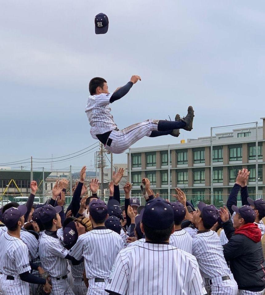 山下塾長の「ケンカノック」を終え、部員から胴上げされる東大阪大柏原・安部