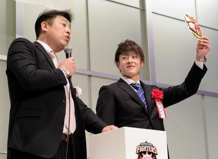 　背番号１８番の先輩である岩本勉氏から激励を受けた吉田輝（右）