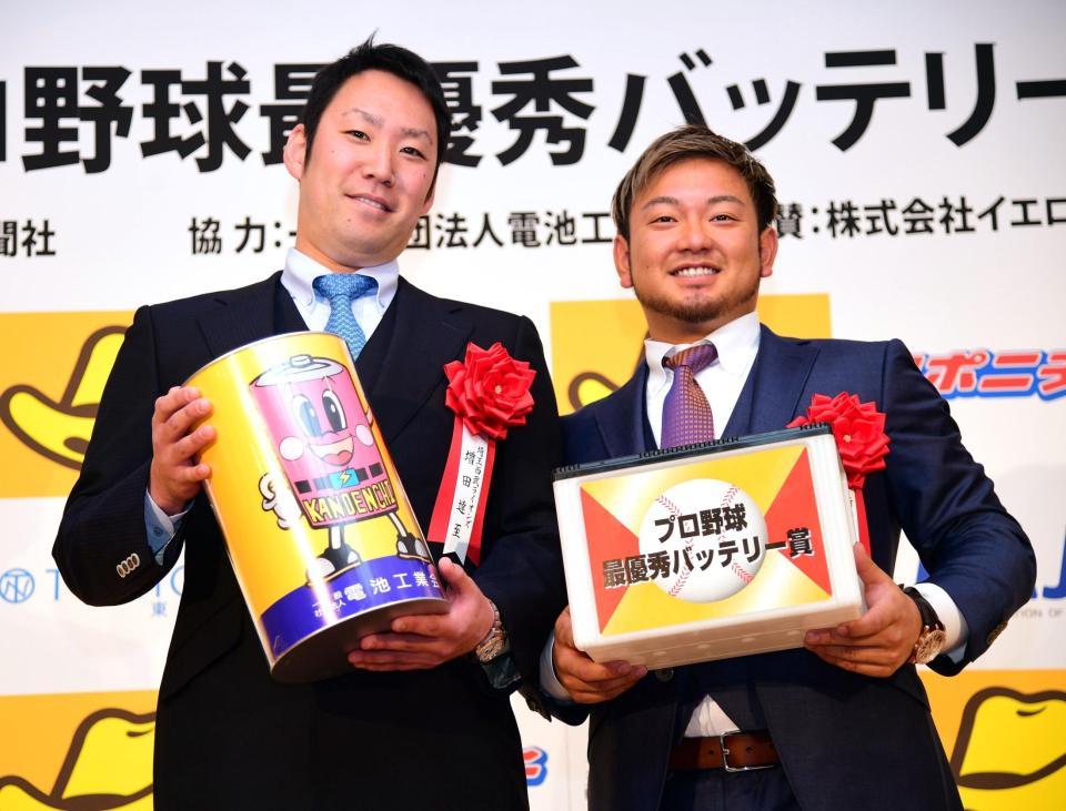 　最優秀バッテリー賞を受賞して笑顔を見せる西武・増田（左）と森