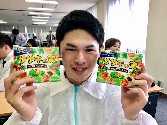 　「ササキの実」を掲げる佐々木朗希