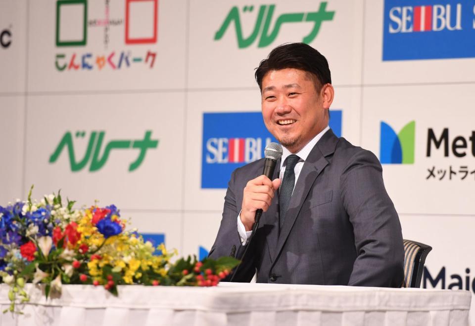 入団会見で笑顔で質問に答える西武・松坂大輔＝ザ・プリンスパークタワー東京（撮影・開出牧）