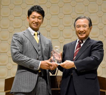 　関学大学長賞を受賞した阪神の近本（左）＝１２日、兵庫県西宮市