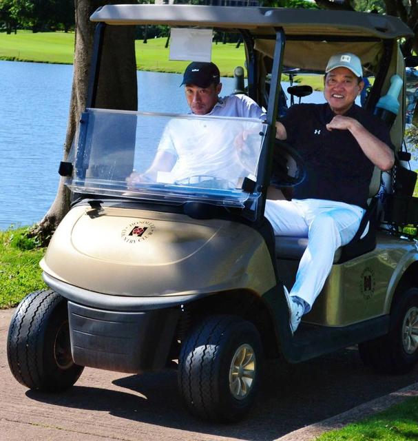 【写真】ハワイでゴルフを満喫していた原前監督 隣のコーチがめちゃくちゃ恐縮してるw