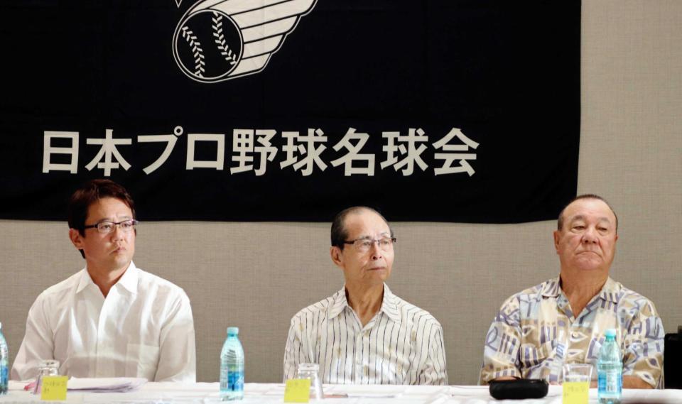 　ハワイでの名球会総会に出席した（左から）古田敦也氏、王貞治会長、柴田勲氏