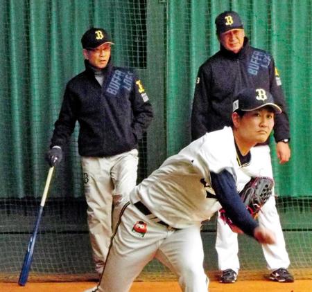 　竹安の投球を見守る山田久志臨時コーチ（左）＝２月