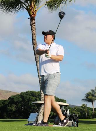 　優勝旅行先の米ハワイでゴルフを楽しむ巨人の山口俊投手＝１３日（共同）