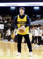 ハーフタイムでフリースローに挑戦した楽天・高梨＝ゼビオアリーナ仙台