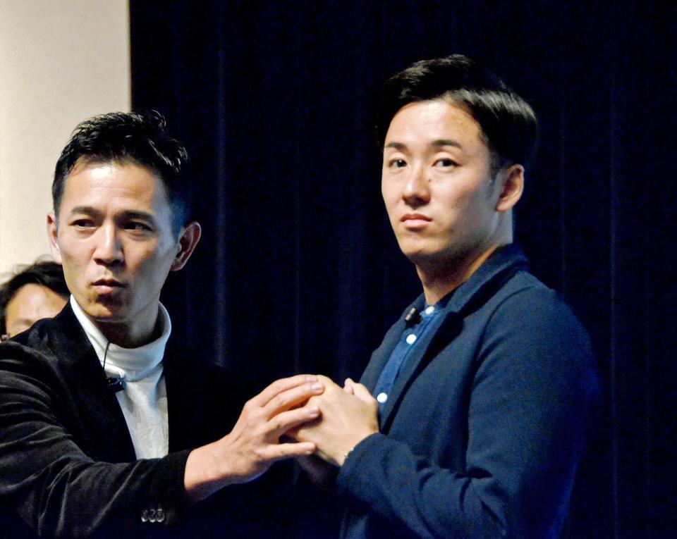 木村トレーナー（左）と特別講演に臨む斎藤佑