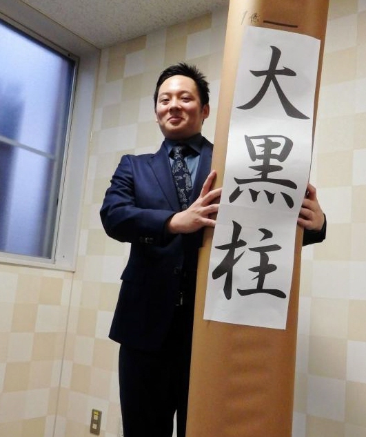 チームの大黒柱となるべく年俸２億５０００万円の４年契約で更改した楽天・松井＝仙台市内の球団事務所