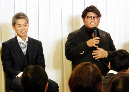 　山岡（左）とともにトークショーに参加した沢田