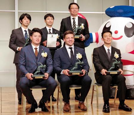 　ラグビー日本代表のラブスカフニ（前列中央）、パラ競泳の山口尚秀（同右）ら他の受賞者とともに撮影に臨む村上（同左）