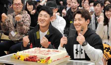 　今月２１日に結婚式を挙げる吉田正のために贈られたケーキを前にポーズを取る岡本（左）と吉田正