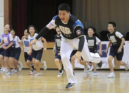 　笑顔で子どもたちと走る清宮