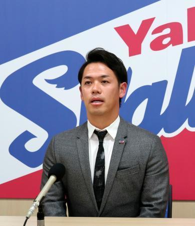 　契約更改交渉後に記者会見するヤクルトの小川＝２０日午後、東京都内の球団事務所