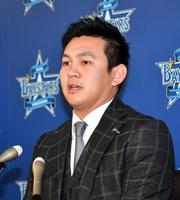 契約更改を終え記者会見するＤｅＮＡ・山崎康晃＝横浜市の球団事務所