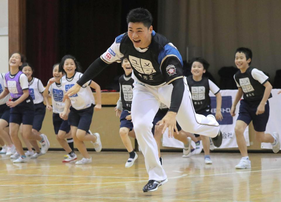 　笑顔で子どもたちと走る清宮