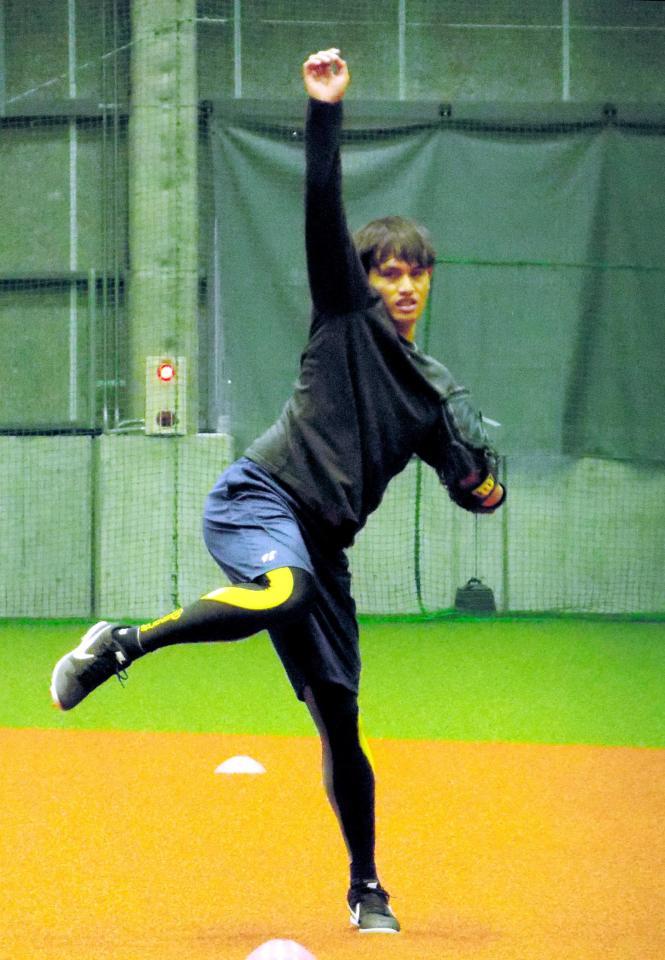 　キャッチボールする張奕