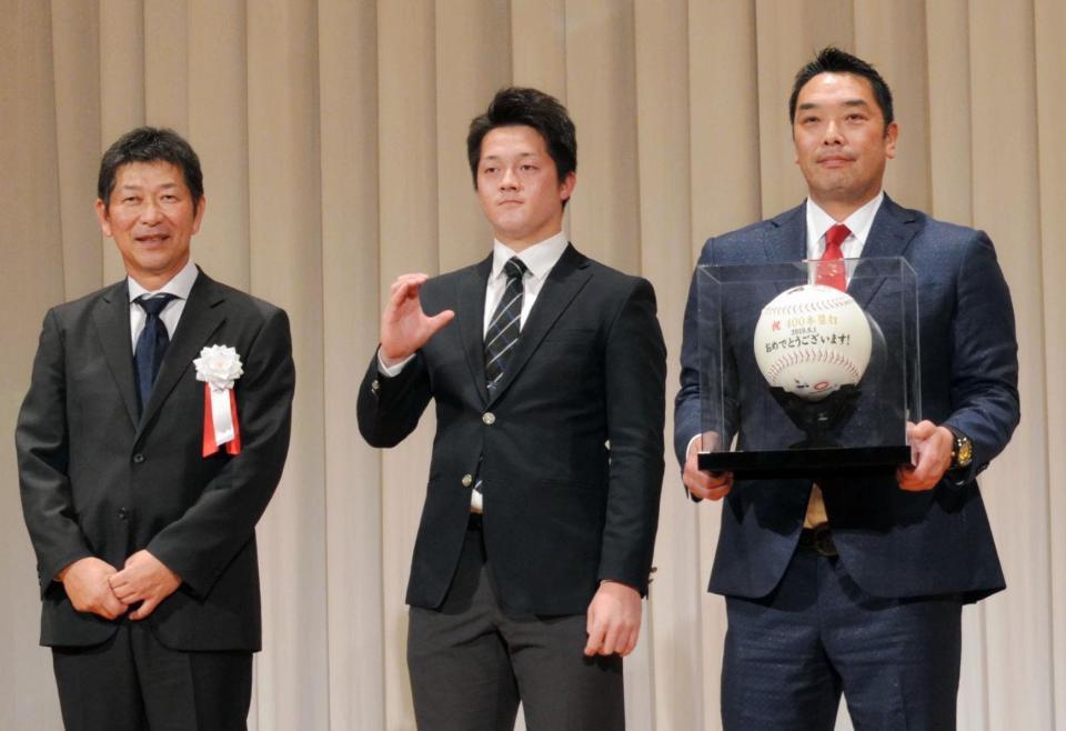 中大野球部から４００号本塁打の記念品を贈呈された阿部（右）。中央は中大・牧、左は清水監督