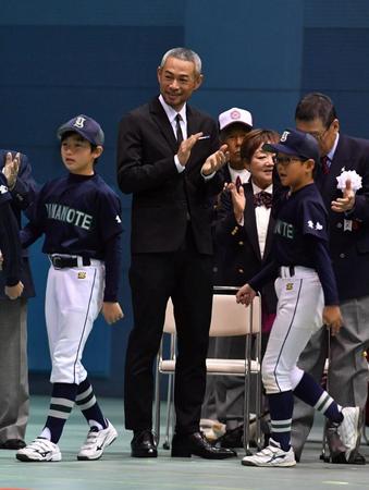 学童たちを拍手で迎えるイチロー氏＝愛知県豊山町社会教育センター