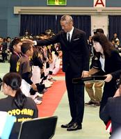 男の子の頭をなでなでするイチロー氏＝愛知県豊山町社会教育センター