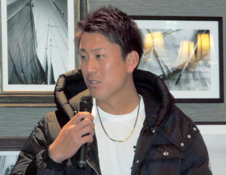 　トークショーで来季の３０本塁打を宣言した杉本