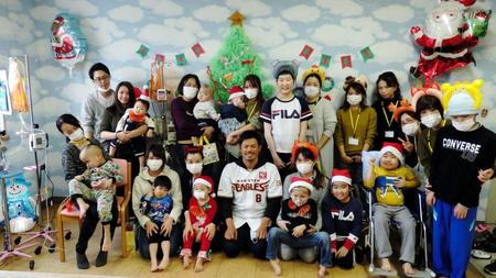 小児がんの子供たちとクリスマス会を催した楽天・今江コーチ＝千葉市内の千葉県こども病院